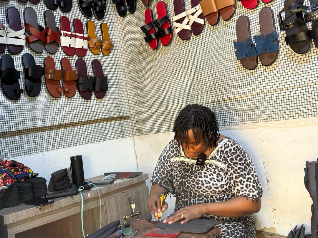 Diplômée en communication, Fatoumata Dicko exerce la cordonnerie avec audace !