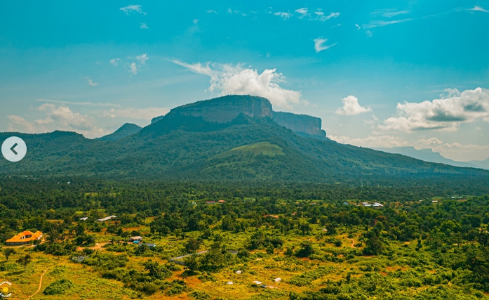 Le déclassement de 148,7 hectares de la forêt classée de Kakoulima pour un centre d’enfouissement suscite des inquiétudes sur la biodiversité, l’eau et les populations riveraines.